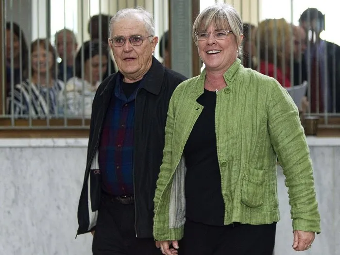  Margaret Witt (à dir.) e seu pai, Frank, (à esq.) deixam a Corte Federal de Tacoma, no Estado de Washington