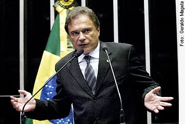 Alvaro Dias fez críticas ao presidente da tribuna do Senado