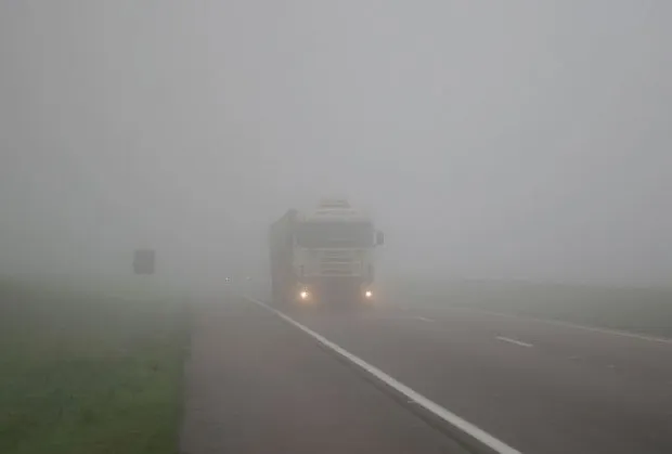 Neblina e chuva na BR-369, entre Apucarana e Arapongas