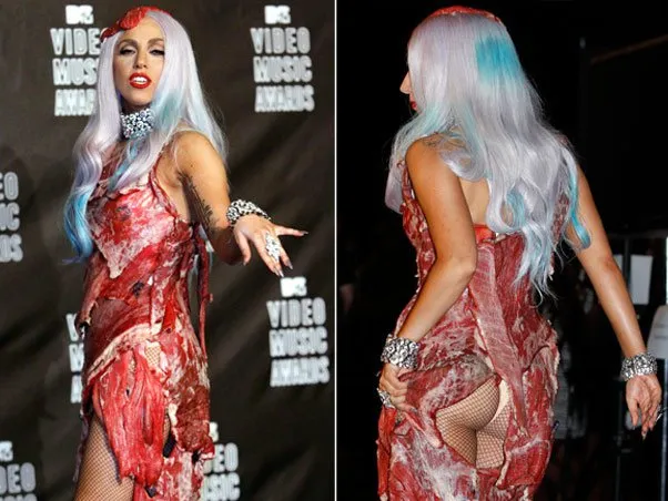  Gaga com seu polêmico vestido de carne