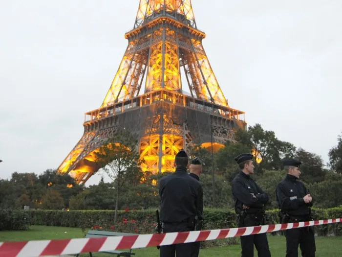  Policiais isolam arredores da torre Eiffel, em Paris; agências descobriram plano da Al Qaeda para atacar Europa
