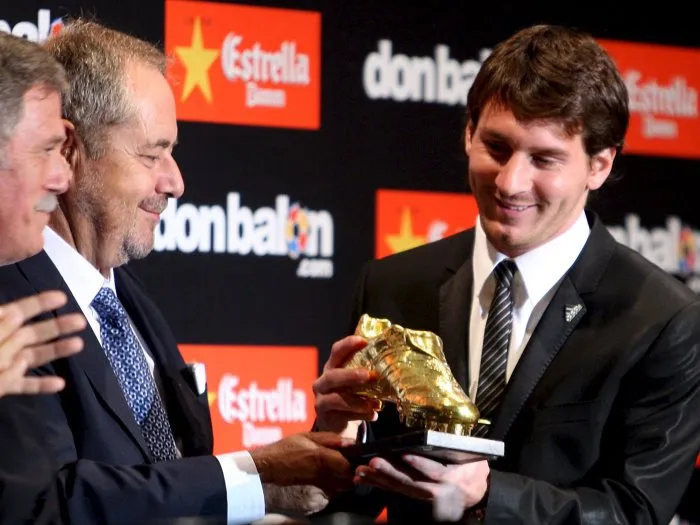  De traje social, o meia Lionel Messi recebe o prêmio Chuteira de Ouro em cerimônia na Espanha