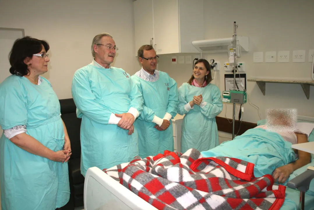  O governador Orlando Pessuti e o secretário da Saúde, Carlos Moreira Júnior, anunciaram nesta quinta-feira (30), no Hospital Universitário de Londrina, o primeiro transplante de medula óssea realizado na cidad