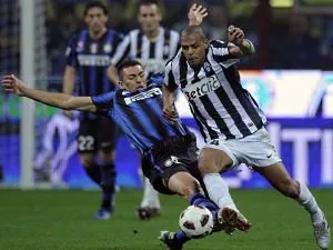  Lúcio (à esquerda), da Internazionale, trava disputa com Felipe Melo, da Juventus, em jogo pelo Campeonato Italiano; discussão foi o destaque