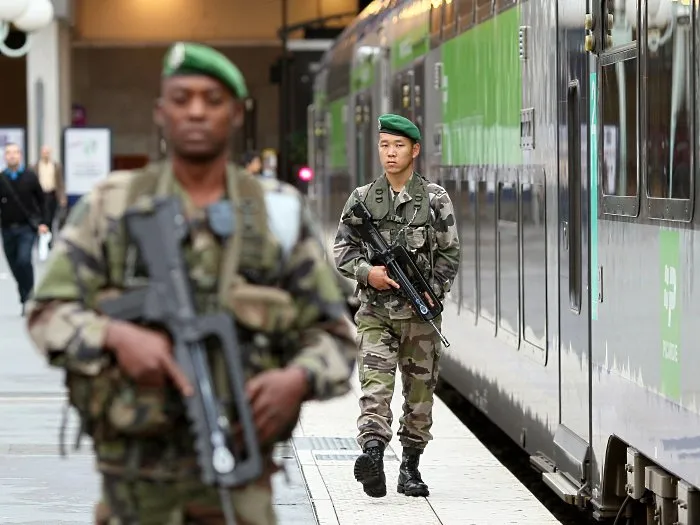  Soldados patrulham a Gare du Nord, uma das estações mais movimentadas de Paris nesta segunda-feira (4)