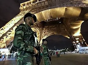  Atenção. Em Paris, soldados franceses fazem segurança na Torre Eiffel: ameaça da Al-Qaeda