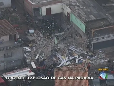  Duas casas desabaram após uma explosão no bairro Iguatemi, na zona leste