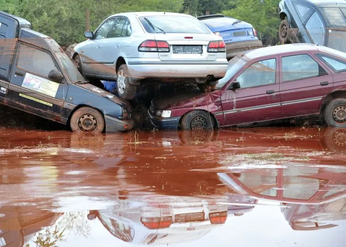 Enxurrada de lama tóxica empilhou carros em Devecser, na Hungria; ao menos três pessoas morreram em acidente