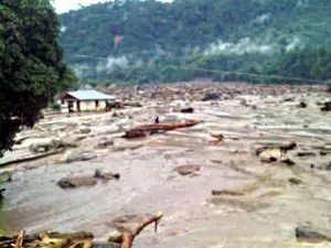  Água carrega destroços e inunda casas na Indonésia; ao menos 29 pessoas morreram