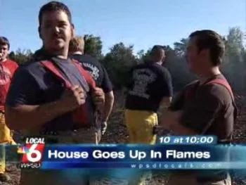  Bombeiros observam enquanto casa pega fogo nos EUA; dono se esqueceu de pagar taxa de R$ 127 e ficou sem lar