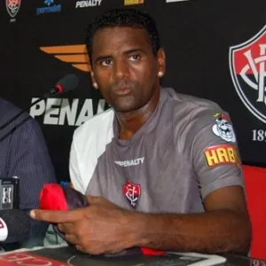  Kléber Pereira deve ganhar primeira chance como titular no Vitória.
