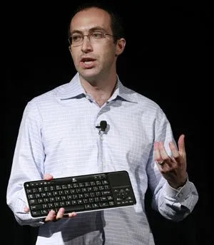  Kevin Simon, diretor de produto da Logitech, apresenta o teclado-controle que será usado na Google TV. (Foto: Brendan McDermid/Reuters)