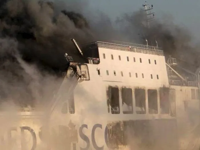  Imagem cedida pelo Comando Central de Emergências Marítimas da Alemanha mostra o navio em chamas