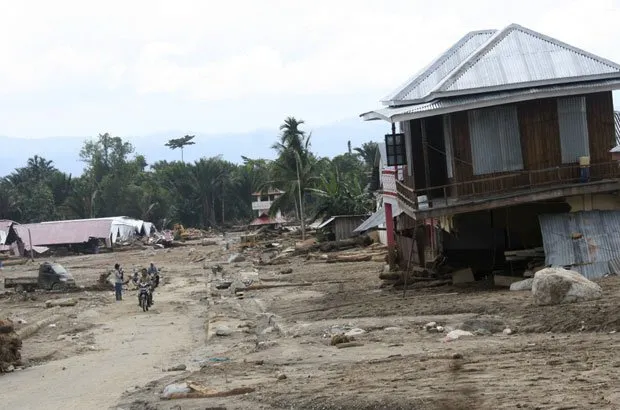  Estragos provocados pela chuva em Teluk Wondama, na província indonésia de Papua, nesta sexta-feira (8).