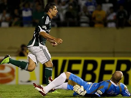  Diego Souza comemora gol, mas Verdão não teve o que festejar.