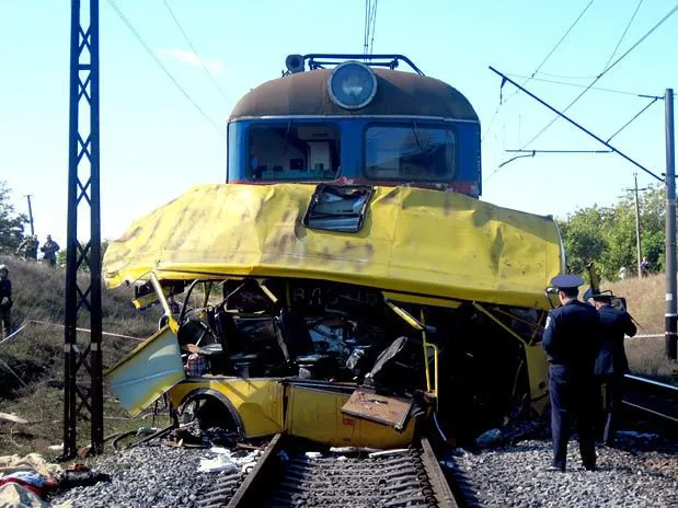  Pelo menos 38 pessoas morreram e outras 12 ficaram feridas na colisão de um trem com um ônibus no sudeste da Ucrânia