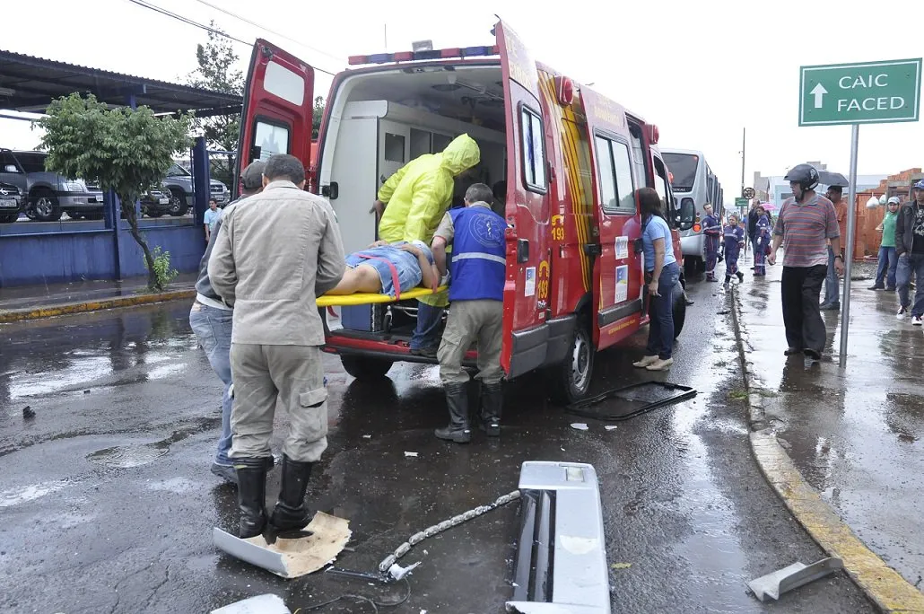  Socorristas do Corpo de Bombeiros e do Samu foram até o local prestar socorro aos feridos