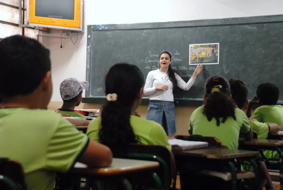 Professora Natalie Araújo leva obras dos grandes mestres  da pintura para seus alunos 