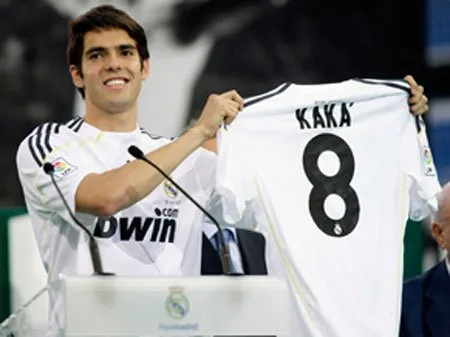 Em recuperação de uma grave contusão no Real Madrid, o meia Kaká foi tema nas últimas semanas de especulação da imprensa