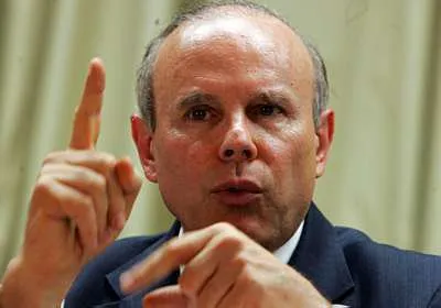  Para o ministro Guido Mantega, a taxa de juros no Brasil se deve "exclusivamente à inflação e não ao gasto público"