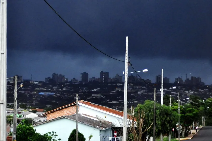  Uma nuvem escura tomou o céu de Apucarana