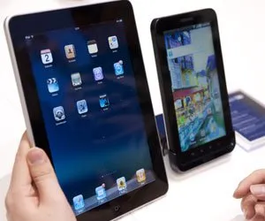  O iPad (à esquerda) e o Galaxy Tab (à direita) devem impulsionar vendas de tablets.