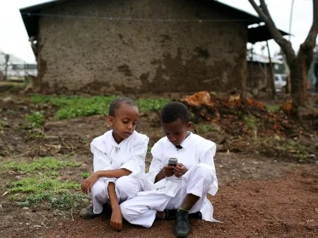  Crianças etíopes brincam no celular; aparelho é mais usado que a internet e o telefone fixo em países pobres