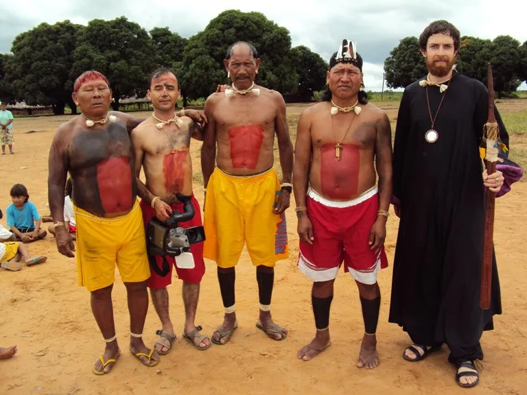  Semi Salomão em cena do filme gravada com índios Xavantes