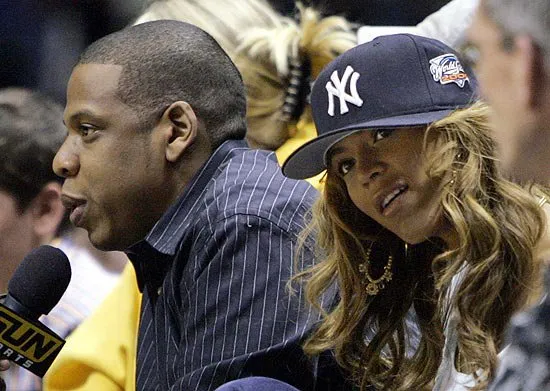  Jay-Z e Beyoncé assistem jogo de basquete