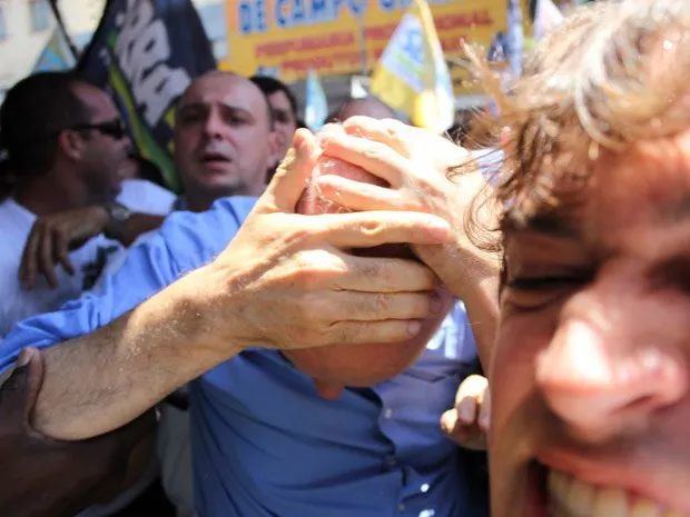  José Serra (PSDB) leva as mãos à cabeça durante incidente em caminhada  no Rio