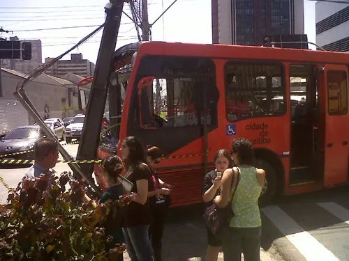  No momento do incidente, cerca de 200 pessoas estavam dentro do ônibus