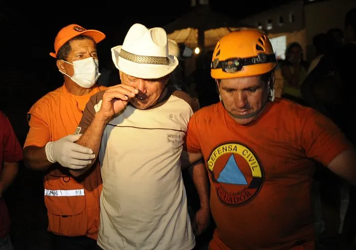  O pai do mineiro Pedro Mendoza chora a morte do filho em uma mina em Portovelo, após seis dias de buscas