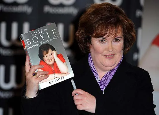  Cantora britânica Susan Boyle com seu livro autobiográfico, "The Woman I Was Born to Be"