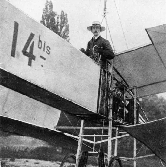  Em 23 de outubro de 1906, o brasileiro Alberto Santos Dumont conseguiu, enfim, fazer com que um aparelho mais pesado que o ar levantasse do chão, realizando um vôo planado. No Campo de Bagatelle, em Paris, mais de mil pessoas assistiram ao primeiro vôo do 14 Bis.