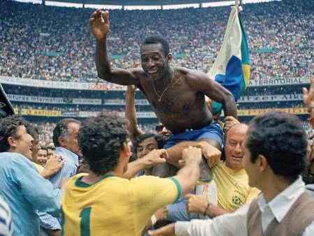  Em 1970, Pelé liderou o Brasil na conquista do tricampeonato mundial, no México, e se consagrou definitivamente como o maior jogador de todos os tempos