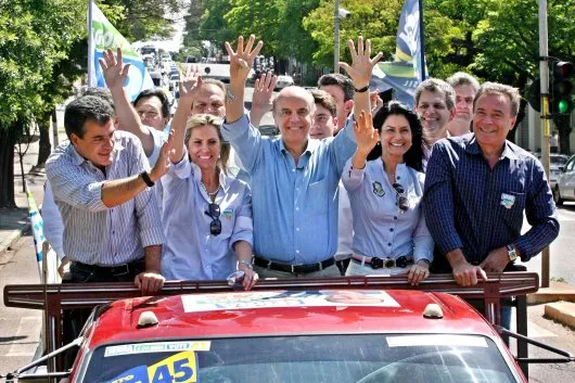 José Serra durante carreata pelo Paraná na quinta-feira