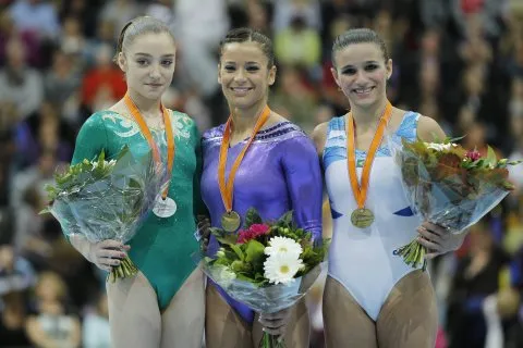 Jade Barbosa (à direita) no pódio com as outras duas medalhistas 