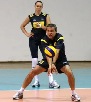  O técnico José Roberto Guimarães, que comanda a seleção brasileira feminina, também defendeu o Brasil como jogador - era levantador