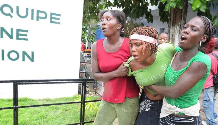  Pacientes com cólera aguardam atendimento em hospital de St. Marc, ao norte de Porto Príncipe, capital do Haiti