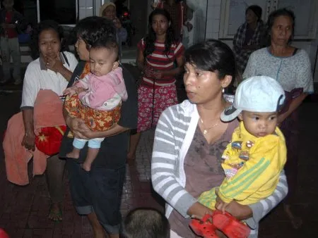  Famílias indonésias abandonam suas casas após um forte terremoto que provocou alerta de tsunami nesta segunda-feira (25)
