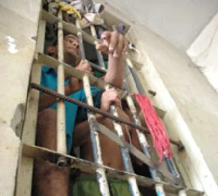 Minipresídio tem capacidade para 80 detentos, mas geralmente acomoda mais de 200 encarcerados, potencializando os risco de rebeliões e fugas 