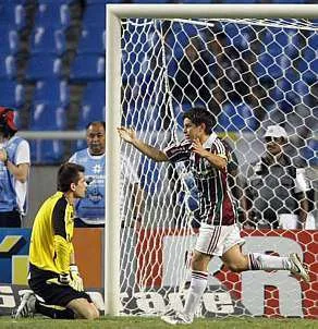 Vitor lamenta e Conca corre para comemorar o 1.º gol