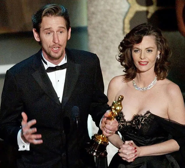  A atriz Lisa Blount, ao lado do marido Ray McKinnon, ao receber o Oscar de curta-metragem em 2002