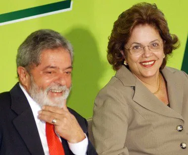 Dilma Roussef viajo para Brasília, onde acompanha apuração ao lado do presidente Lula