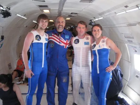  Astronautas testaram o traje em voos que criaram períodos de gravidade zero.