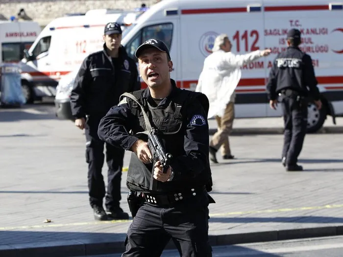  Policial monta guarda após atentado na região central de Istambul neste domingo (31)