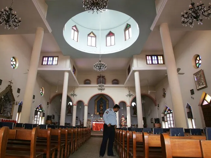  Imagem de arquivo mostra um policial iraquiano durante uma revista de segurança dentro da igreja