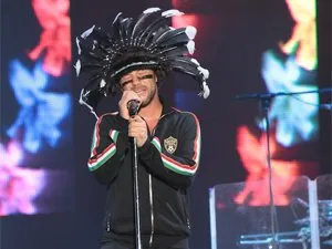  O cantor Jay Kay, do Jamiroquai, ficou em saia-justa durante reality show