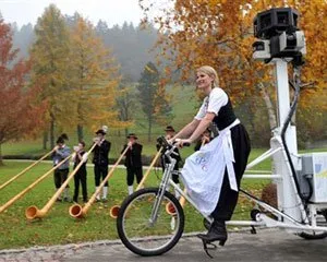  Bianca Keybach, chefe de turismo da cidade de Oberstaufen, no sul da Alemanha, anda em bicicleta usada no serviço Street View.