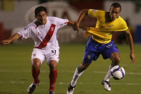  Miranda em ação contra o Peru, pelas Eliminatórias para a Copa-2010. Zagueiro foi convocado algumas vezes por Dunga, mas ficou fora do Mundial